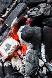 Κατά το ήμισυ μμένος άνθρακας κοντά επάνω στοκ εικόνες με δικαίωμα ελεύθερης χρήσης Κατά το ήμισυ μμένος άνθρακας κοντά επάνω στοκ εικόνες με δικαίωμα ελεύθερης χρήσης