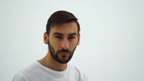 Κατάπληκτο έκπληκτο γενειοφόρο άτομο σε ένα άσπρο υπόβαθρο o φιλμ μικρού μήκους Κατάπληκτο έκπληκτο γενειοφόρο άτομο σε ένα άσπρο υπόβαθρο o φιλμ μικρού μήκους