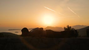 Κατάρτιση νεαρών άνδρων στο ηλιοβασίλεμα απόθεμα βίντεο Κατάρτιση νεαρών άνδρων στο ηλιοβασίλεμα απόθεμα βίντεο