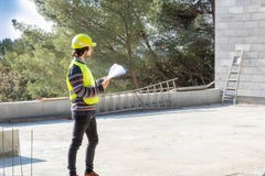 Κατάρτιση οικοδόμησης, επίσκεψη, μηχανικός μαθητευόμενων σε ένα εργοτάξιο οικοδομής του σπιτιού κάτω από την κατασκευή στοκ φωτογραφία Κατάρτιση οικοδόμησης, επίσκεψη, μηχανικός μαθητευόμενων σε ένα εργοτάξιο οικοδομής του σπιτιού κάτω από την κατασκευή στοκ φωτογραφία