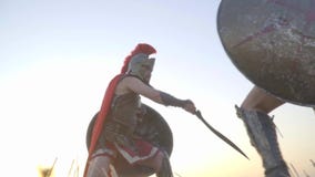Κατάρτιση δύο τρομεροί gladiators, σε αργή κίνηση φιλμ μικρού μήκους Κατάρτιση δύο τρομεροί gladiators, σε αργή κίνηση φιλμ μικρού μήκους