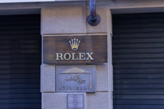 Κατάστημα της Rolex “μέσω Maestra “ο κεντρικός δρόμος που αφιερώνεται στις αγορές στην πόλη της Alba στην Ιταλία στοκ φωτογραφίες με δικαίωμα ελεύθερης χρήσης Κατάστημα της Rolex “μέσω Maestra “ο κεντρικός δρόμος που αφιερώνεται στις αγορές στην πόλη της Alba στην Ιταλία στοκ φωτογραφίες με δικαίωμα ελεύθερης χρήσης
