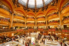 Κατάστημα του Λαφαγέτ Galeries, ορόσημο, λεωφόρος αγορών, κτήριο, μητρόπολη στοκ εικόνα Κατάστημα του Λαφαγέτ Galeries, ορόσημο, λεωφόρος αγορών, κτήριο, μητρόπολη στοκ εικόνα