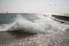 Καταβρέχοντας θαλάσσιο νερό τη θυελλώδη ημέρα άνοιξη Στοκ εικόνα με δικαίωμα ελεύθερης χρήσης Καταβρέχοντας θαλάσσιο νερό τη θυελλώδη ημέρα άνοιξη Στοκ εικόνα με δικαίωμα ελεύθερης χρήσης