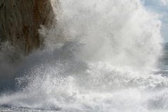 Καταβρέχοντας κύματα στην παραλία στοκ φωτογραφίες Καταβρέχοντας κύματα στην παραλία στοκ φωτογραφίες