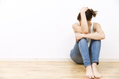 Καταθλιπτική, λυπημένη, νέα συνεδρίαση γυναικών στο πάτωμα που κρατά το κεφάλι της στοκ φωτογραφίες Καταθλιπτική, λυπημένη, νέα συνεδρίαση γυναικών στο πάτωμα που κρατά το κεφάλι της στοκ φωτογραφίες
