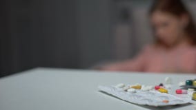 Καταθλιπτική κυρία που προσπαθεί να διαπράξει αυτοκτονία, τα χάπια και τις ταμπλέτες στον πίνακα, έκτακτη ανάγκη απόθεμα βίντεο Καταθλιπτική κυρία που προσπαθεί να διαπράξει αυτοκτονία, τα χάπια και τις ταμπλέτες στον πίνακα, έκτακτη ανάγκη απόθεμα βίντεο