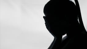 Καταθλιπτικό νέο να φωνάξει γυναικών, που καλύπτει το λυπημένο πρόσωπο με τα χέρια, θηλυκή σκιαγραφία φιλμ μικρού μήκους Καταθλιπτικό νέο να φωνάξει γυναικών, που καλύπτει το λυπημένο πρόσωπο με τα χέρια, θηλυκή σκιαγραφία φιλμ μικρού μήκους