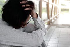 Καταθλιπτικό τονισμένο νέο ασιατικό άτομο επικεφαλής και το αίσθημα που απογοητεύεται σχετικά με ή που εξαντλείται Άνεργη έννοια στοκ φωτογραφίες Καταθλιπτικό τονισμένο νέο ασιατικό άτομο επικεφαλής και το αίσθημα που απογοητεύεται σχετικά με ή που εξαντλείται Άνεργη έννοια στοκ φωτογραφίες