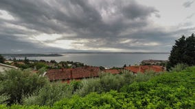Καταιγίδα και cloudscape επάνω από τον κόλπο θάλασσας στο φως της ημέρας, πανοραμική άποψη Χρονικό σφάλμα απόθεμα βίντεο Καταιγίδα και cloudscape επάνω από τον κόλπο θάλασσας στο φως της ημέρας, πανοραμική άποψη Χρονικό σφάλμα απόθεμα βίντεο