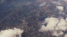 Καταπληκτική εναέρια άποψη των λόφων βουνών από το παράθυρο αεροπλάνων Ταξίδι αεροπορικώς Θαυμάσια άποψη του βουνού απόθεμα βίντεο Καταπληκτική εναέρια άποψη των λόφων βουνών από το παράθυρο αεροπλάνων Ταξίδι αεροπορικώς Θαυμάσια άποψη του βουνού απόθεμα βίντεο