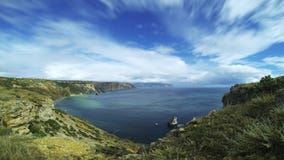 Καταπληκτική seascape όμορφη σαφής φυσική θάλασσα που περιβάλλεται από το υψηλό βουνό timelapse Καταπληκτική seascape όμορφη σαφής φυσική θάλασσα που περιβάλλεται από το υψηλό βουνό timelapse