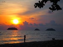καταπληκτικό ηλιοβασίλεμα σε Ko Chang ένα νησί στο νότο της Ταϊλάνδης, κοντά στα καμποτζιανά σύνορα στοκ εικόνες καταπληκτικό ηλιοβασίλεμα σε Ko Chang ένα νησί στο νότο της Ταϊλάνδης, κοντά στα καμποτζιανά σύνορα στοκ εικόνες