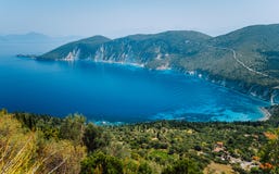 Καταπληκτικό τοπίο του μεσογειακού νησιού krasnodar διακοπές θερινών εδαφών katya Ελλάδα, ithaki-άποψη νησιών του γραφικού κόλπου στοκ φωτογραφία με δικαίωμα ελεύθερης χρήσης Καταπληκτικό τοπίο του μεσογειακού νησιού krasnodar διακοπές θερινών εδαφών katya Ελλάδα, ithaki-άποψη νησιών του γραφικού κόλπου στοκ φωτογραφία με δικαίωμα ελεύθερης χρήσης