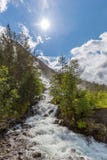 Καταρράκτης Langfossen θερινών βουνών στοκ εικόνες Καταρράκτης Langfossen θερινών βουνών στοκ εικόνες