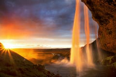 Καταρράκτης Seljalandfoss στο ηλιοβασίλεμα, Ισλανδία στοκ εικόνες Καταρράκτης Seljalandfoss στο ηλιοβασίλεμα, Ισλανδία στοκ εικόνες