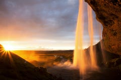 Καταρράκτης Seljalandfoss στο ηλιοβασίλεμα, Ισλανδία στοκ εικόνες Καταρράκτης Seljalandfoss στο ηλιοβασίλεμα, Ισλανδία στοκ εικόνες