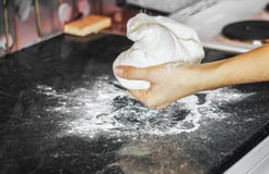 Κατασκευάζοντας τη ζύμη από τα θηλυκά χέρια στο σπίτι στοκ φωτογραφία Κατασκευάζοντας τη ζύμη από τα θηλυκά χέρια στο σπίτι στοκ φωτογραφία