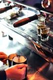 Κατασκευάζοντας τον καφέ espresso κοντά επάνω να απαριθμήσει με τη σύγχρονη μηχανή Στοκ Εικόνες Κατασκευάζοντας τον καφέ espresso κοντά επάνω να απαριθμήσει με τη σύγχρονη μηχανή Στοκ Εικόνες