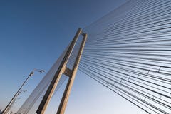 Κατασκευές σχοινιών χάλυβα γεφυρών στο υπόβαθρο ουρανού στοκ φωτογραφία με δικαίωμα ελεύθερης χρήσης Κατασκευές σχοινιών χάλυβα γεφυρών στο υπόβαθρο ουρανού στοκ φωτογραφία με δικαίωμα ελεύθερης χρήσης