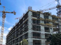 Κατασκευή ενός μονολιθικού σπιτιού πλαισίων των φραγμών πυριτικών αλάτων σκυροδέματος και αερίου με τα μέρη των υλικών σκαλωσιάς στοκ φωτογραφία Κατασκευή ενός μονολιθικού σπιτιού πλαισίων των φραγμών πυριτικών αλάτων σκυροδέματος και αερίου με τα μέρη των υλικών σκαλωσιάς στοκ φωτογραφία