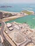 Κατασκευή ενός τεχνητού φοίνικα Jumeirah νησιών με τον εξοπλισμό κατασκευής στο Ντουμπάι στοκ φωτογραφία με δικαίωμα ελεύθερης χρήσης Κατασκευή ενός τεχνητού φοίνικα Jumeirah νησιών με τον εξοπλισμό κατασκευής στο Ντουμπάι στοκ φωτογραφία με δικαίωμα ελεύθερης χρήσης