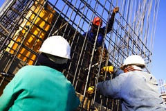 κατασκευή τρία εργαζόμε&nu στοκ εικόνα κατασκευή τρία εργαζόμε&nu στοκ εικόνα