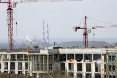 Κατασκευή των νέων σπιτιών εξοπλισμός κατασκευής την άνοιξη στοκ εικόνες με δικαίωμα ελεύθερης χρήσης Κατασκευή των νέων σπιτιών εξοπλισμός κατασκευής την άνοιξη στοκ εικόνες με δικαίωμα ελεύθερης χρήσης