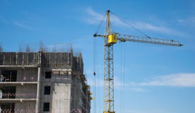 Κατασκευή των πολυκατοικιών με τη βοήθεια του γερανού στοκ εικόνα με δικαίωμα ελεύθερης χρήσης Κατασκευή των πολυκατοικιών με τη βοήθεια του γερανού στοκ εικόνα με δικαίωμα ελεύθερης χρήσης