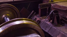 Κατασκευή των ραγών για τα τραίνα και το βαγόνι εμπορευμάτων φορτίου, boxcars Εγκαταστάσεις κατασκευής ραγών Σωρός του χάλυβα γύρ στοκ εικόνες Κατασκευή των ραγών για τα τραίνα και το βαγόνι εμπορευμάτων φορτίου, boxcars Εγκαταστάσεις κατασκευής ραγών Σωρός του χάλυβα γύρ στοκ εικόνες