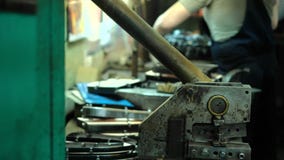 Κατασκευή των φορμών για τα παπούτσια δέρματος - κινηματογράφηση σε πρώτο πλάνο φιλμ μικρού μήκους Κατασκευή των φορμών για τα παπούτσια δέρματος - κινηματογράφηση σε πρώτο πλάνο φιλμ μικρού μήκους