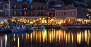Κατασκευαστές διακοπών που δειπνούν στα λιμενικά δευτερεύοντα εστιατόρια Molyvos Ελλάδα στοκ εικόνα Κατασκευαστές διακοπών που δειπνούν στα λιμενικά δευτερεύοντα εστιατόρια Molyvos Ελλάδα στοκ εικόνα