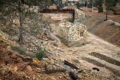 Καταστροφές ενός παλαιών σπιτιού και μιας γέφυρας στη Mina de Sao Domingos, Mértola, Πορτογαλία στοκ φωτογραφία με δικαίωμα ελεύθερης χρήσης Καταστροφές ενός παλαιών σπιτιού και μιας γέφυρας στη Mina de Sao Domingos, Mértola, Πορτογαλία στοκ φωτογραφία με δικαίωμα ελεύθερης χρήσης