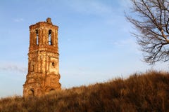 Καταστροφές της ορθόδοξης παλαιάς εκκλησίας τούβλινος και ξύλινος ενάντια στο σκηνικό του τοπίου και του μπλε ουρανού το πρωί στοκ εικόνες Καταστροφές της ορθόδοξης παλαιάς εκκλησίας τούβλινος και ξύλινος ενάντια στο σκηνικό του τοπίου και του μπλε ουρανού το πρωί στοκ εικόνες