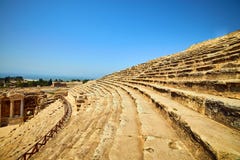 Καταστροφές του παλαιού αμφιθεάτρου, Hierapolis σε Pamukkale Είναι δημοφιλής τόπος προορισμού τουριστών στην Τουρκία Ρωμαϊκή πόλη στοκ εικόνες Καταστροφές του παλαιού αμφιθεάτρου, Hierapolis σε Pamukkale Είναι δημοφιλής τόπος προορισμού τουριστών στην Τουρκία Ρωμαϊκή πόλη στοκ εικόνες