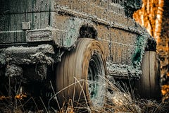 Κατώτατη άποψη στη μεγάλη πλαϊνή ρόδα αυτοκινήτων στη εθνική οδό και το σκηνικό βουνών Το Mudding από-μέσω μιας περιοχής στοκ εικόνες Κατώτατη άποψη στη μεγάλη πλαϊνή ρόδα αυτοκινήτων στη εθνική οδό και το σκηνικό βουνών Το Mudding από-μέσω μιας περιοχής στοκ εικόνες