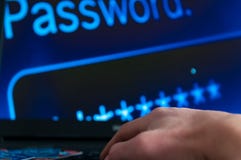 Καυκάσια χέρια κλεφτών στο πληκτρολόγιο lap-top με μια δέσμη των κλεμμένων πιστωτικών καρτών στοκ φωτογραφία με δικαίωμα ελεύθερης χρήσης Καυκάσια χέρια κλεφτών στο πληκτρολόγιο lap-top με μια δέσμη των κλεμμένων πιστωτικών καρτών στοκ φωτογραφία με δικαίωμα ελεύθερης χρήσης