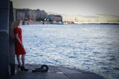 Καυκάσιοι περίπατοι κοριτσιών της Νίκαιας αργά τη νύχτα στο ηλιοβασίλεμα κοντά στον ποταμό μόνο στοκ εικόνες Καυκάσιοι περίπατοι κοριτσιών της Νίκαιας αργά τη νύχτα στο ηλιοβασίλεμα κοντά στον ποταμό μόνο στοκ εικόνες