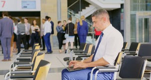 Καυκάσιος επιχειρηματίας που χρησιμοποιεί το lap-top στο επιχειρησιακό σεμινάριο 4k απόθεμα βίντεο Καυκάσιος επιχειρηματίας που χρησιμοποιεί το lap-top στο επιχειρησιακό σεμινάριο 4k απόθεμα βίντεο