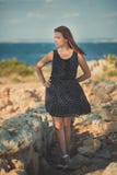 Καυτές προκλητικές μοντέρνες ντυμένες νέες τρίχες γυναικείου brunette και ροζ μάγουλα με τους ανοικτούς ώμους ποδιών και όπλα που στοκ φωτογραφία με δικαίωμα ελεύθερης χρήσης Καυτές προκλητικές μοντέρνες ντυμένες νέες τρίχες γυναικείου brunette και ροζ μάγουλα με τους ανοικτούς ώμους ποδιών και όπλα που στοκ φωτογραφία με δικαίωμα ελεύθερης χρήσης