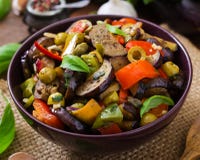 Καυτή πικάντικη stew μελιτζάνα, γλυκό πιπέρι, ελιές και κάπαρες στοκ φωτογραφίες με δικαίωμα ελεύθερης χρήσης Καυτή πικάντικη stew μελιτζάνα, γλυκό πιπέρι, ελιές και κάπαρες στοκ φωτογραφίες με δικαίωμα ελεύθερης χρήσης