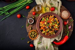 Καυτή πικάντικη stew μελιτζάνα caponata, κολοκύθια, γλυκό πιπέρι, ντομάτα, καρότο, κρεμμύδι, ελιές και κάπαρες Στοκ Εικόνα Καυτή πικάντικη stew μελιτζάνα caponata, κολοκύθια, γλυκό πιπέρι, ντομάτα, καρότο, κρεμμύδι, ελιές και κάπαρες Στοκ Εικόνα