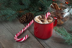 Καυτή σοκολάτα με marshmallows ξύλινο fir-tree υποβάθρου Χριστουγεννιάτικο δέντρο με τον κάλαμο καραμελών και κούπα με τον καφέ Κ Στοκ Φωτογραφίες Καυτή σοκολάτα με marshmallows ξύλινο fir-tree υποβάθρου Χριστουγεννιάτικο δέντρο με τον κάλαμο καραμελών και κούπα με τον καφέ Κ Στοκ Φωτογραφίες