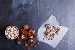 Καυτή σοκολάτα με marshmallows σε ένα φλυτζάνι δίπλα σε άλλα γλυκά κορυφαία όψη στοκ εικόνες Καυτή σοκολάτα με marshmallows σε ένα φλυτζάνι δίπλα σε άλλα γλυκά κορυφαία όψη στοκ εικόνες