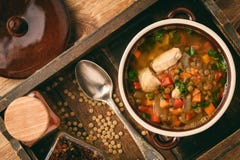 Καυτή σούπα με την πράσινα φακή, το κοτόπουλο, τα λαχανικά και τα καρυκεύματα στοκ φωτογραφίες Καυτή σούπα με την πράσινα φακή, το κοτόπουλο, τα λαχανικά και τα καρυκεύματα στοκ φωτογραφίες