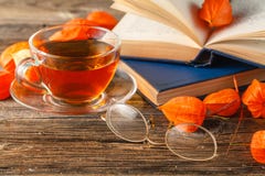 Καυτός καφές, εκλεκτής ποιότητας βιβλίο, γυαλιά και φύλλα φθινοπώρου στην ξύλινη πλάτη στοκ φωτογραφία με δικαίωμα ελεύθερης χρήσης Καυτός καφές, εκλεκτής ποιότητας βιβλίο, γυαλιά και φύλλα φθινοπώρου στην ξύλινη πλάτη στοκ φωτογραφία με δικαίωμα ελεύθερης χρήσης