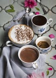 Καφές latte, espresso, καυτά σοκολάτα και επιδόρπιο στο υπόβαθρο ενός παλαιού πίνακα και ασημένιων παλαιών κουταλιών δίσκων και στοκ εικόνες Καφές latte, espresso, καυτά σοκολάτα και επιδόρπιο στο υπόβαθρο ενός παλαιού πίνακα και ασημένιων παλαιών κουταλιών δίσκων και στοκ εικόνες