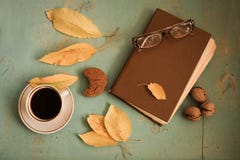 καφές, εκλεκτής ποιότητας βιβλίο, γυαλιά και φύλλα φθινοπώρου στο ξύλινο υπόβαθρο - χαλαρώστε ή έννοια αποχώρησης στοκ εικόνες με δικαίωμα ελεύθερης χρήσης καφές, εκλεκτής ποιότητας βιβλίο, γυαλιά και φύλλα φθινοπώρου στο ξύλινο υπόβαθρο - χαλαρώστε ή έννοια αποχώρησης στοκ εικόνες με δικαίωμα ελεύθερης χρήσης