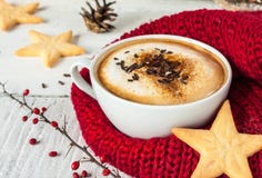 Καφές χειμερινού cappuccino στο άσπρο φλυτζάνι με τα μπισκότα Χριστουγέννων Στοκ φωτογραφίες με δικαίωμα ελεύθερης χρήσης Καφές χειμερινού cappuccino στο άσπρο φλυτζάνι με τα μπισκότα Χριστουγέννων Στοκ φωτογραφίες με δικαίωμα ελεύθερης χρήσης