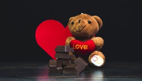 Καφετής teddy αντέχει, yummy σοκολάτα και μαύρες υπόβαθρο και ημέρα του βαλεντίνου στοκ φωτογραφίες με δικαίωμα ελεύθερης χρήσης Καφετής teddy αντέχει, yummy σοκολάτα και μαύρες υπόβαθρο και ημέρα του βαλεντίνου στοκ φωτογραφίες με δικαίωμα ελεύθερης χρήσης